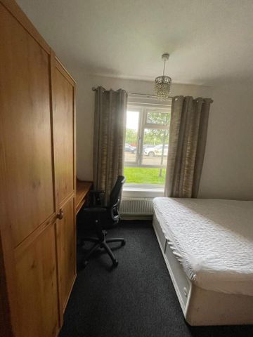 3 bedroom flat to rent - Photo 4