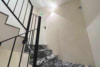 2 bedroom flat like new near the Wisteria Shopping Center!