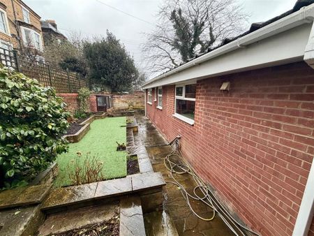 2 bedroom detached bungalow to rent - Photo 2