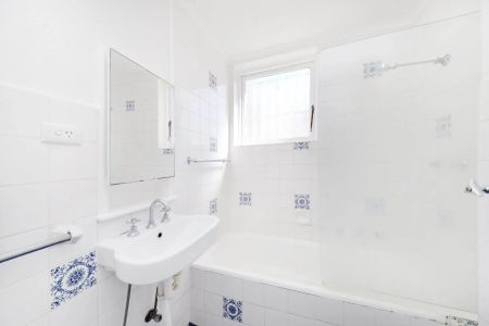 Light filled apartment in prime location - Photo 5