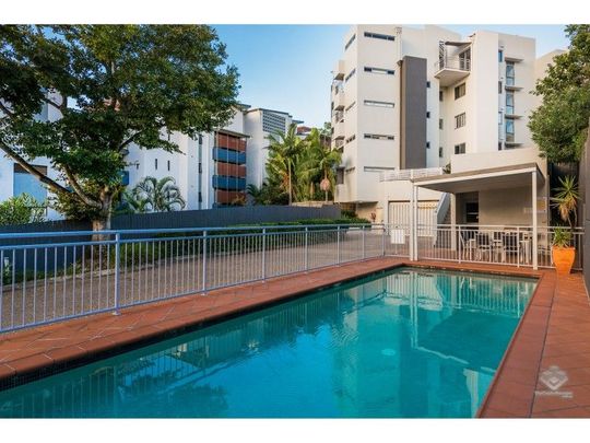 FULLY FURNISHED - Bright and Breezy in the heart of Toowong - Photo 1