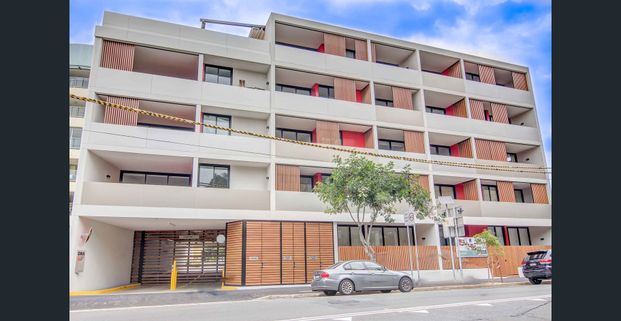 Studio Apartment in Fantastic Location! - Photo 1