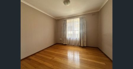 “Spacious & Convenient Family Home – Walk to School” - Photo 4
