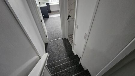 2 bed Flat - To Let - Photo 3