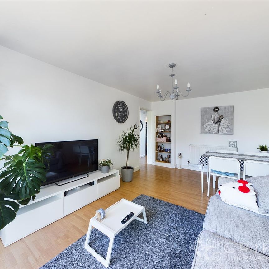 Chaplaincy Gardens, Hornchurch, RM11 - Photo 1