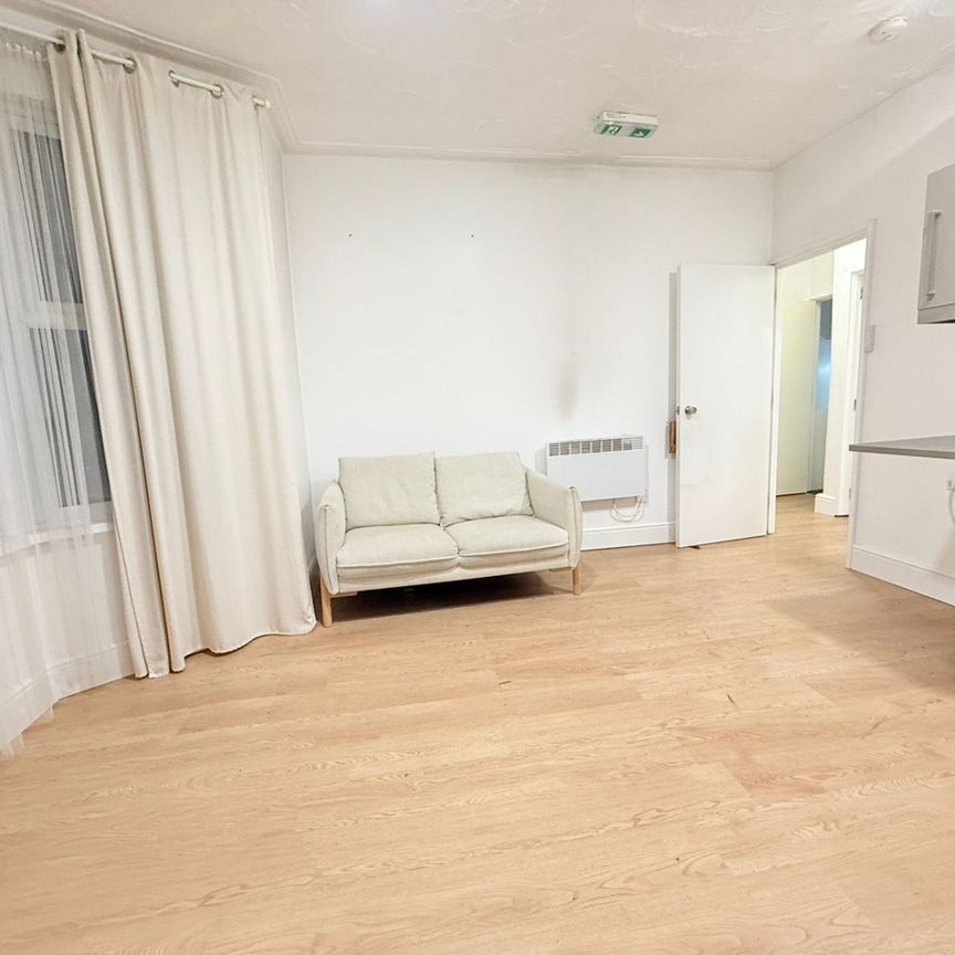 2 Bed Flat, Richmond Road, IG1 - Photo 1