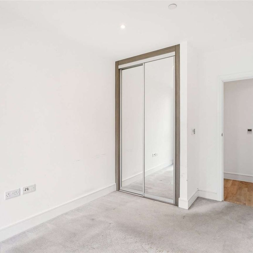 Exceptional 1 bed, 1 bathroom on the 5th floor of this brand new development in Battersea. - Photo 1