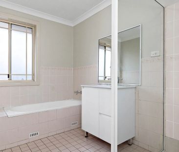 Immaculate 3 bedroom townhouse - Photo 6