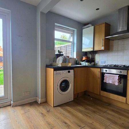 Studio To Let - Photo 3