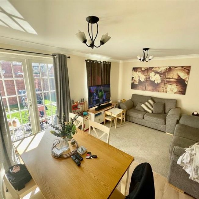 4 Bedroom Semi Detached To Let - Photo 1