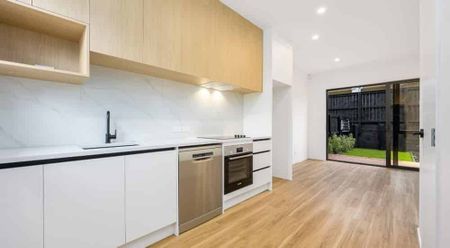 Modern 3 Bedroom Townhouse in Flat Bush - Photo 2