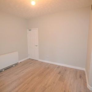 Ground floor flat to rent - Photo 2