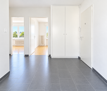 APPARTEMENT DE 3.5 PIÈCES RÉNOVÉ AVEC BALCON ET VUE SUR LE LAC ! - Photo 3