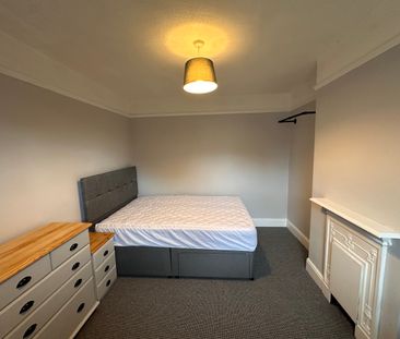 4 or 5 bedroom house - Photo 3