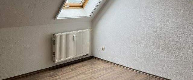 Individuelle und geräumige Dachwohnung! Tageslichtbad mit Wanne und Dusche! - Foto 1