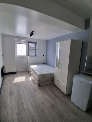 Studio Flat, Mitcham Lane, SW16 - Photo 1