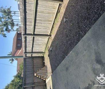 3 bed Townhouse, Garage & Carport - Photo 3