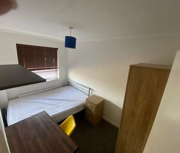 5 bedroom semi-detached house to rent - Photo 3