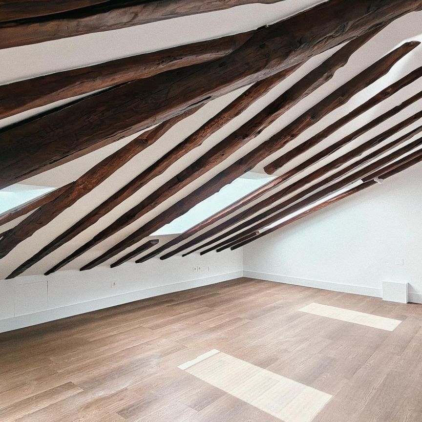 ✨ ESTUDIO EN ALQUILER RECIÉN REFORMADO EN PLENO CHUECA | ASCENSOR | VELUX | VIGAS DE MADERA - Foto 1