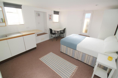 1 bedroom in a house share to rent - Photo 2