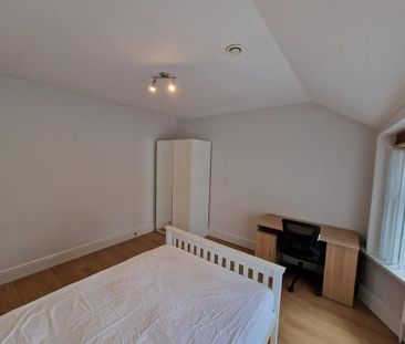 4 bedroom semi-detached house to rent - Photo 6