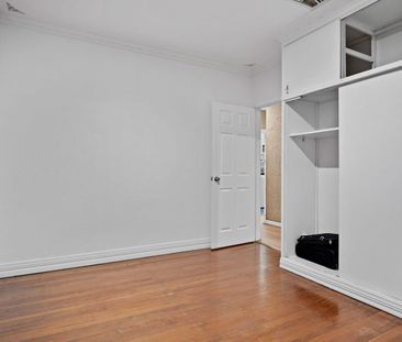 Massive 1-Acre Estate | 4x2 + Study | Extensive Vehicle Parking - Photo 5