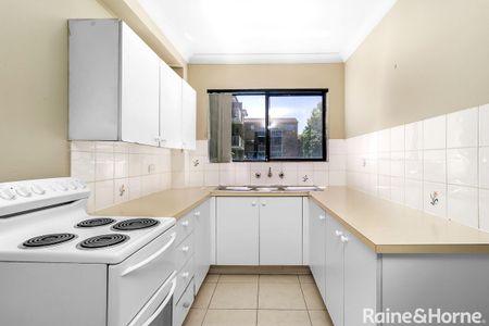 Neat & Tidy Ground floor Unit - Photo 2