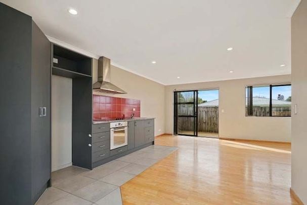 Modern and tidy brick &tile 2 bdrm+2 car parks - Photo 1