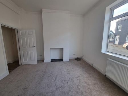 4 bedroom end of terrace house to rent - Photo 5