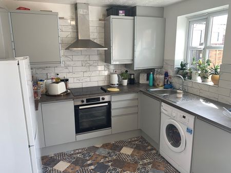 4 Bed Semi-Detached House, Aspenwood Drive, M9 - Photo 4