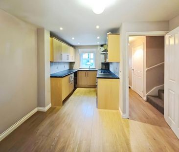 4 bedroom semi-detached house to rent - Photo 6