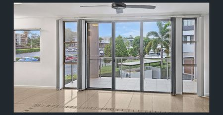 Modern Three-Storey Family Living in the Heart of Hope Island - Photo 2