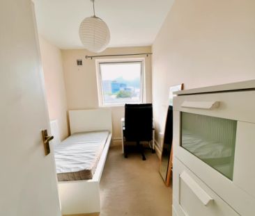 5 Bedroom 2 Bathroom- room 4 - Photo 3