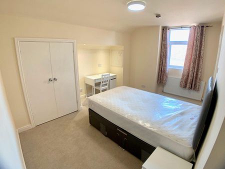 3 bedroom flat to rent - Photo 3