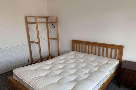 Bedroom Detached House In Winton, BH10 - Photo 3