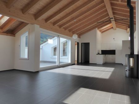 moderne 4 1/2-Zimmer-Dachwohnung mit Holzofen und Balkon - Foto 2