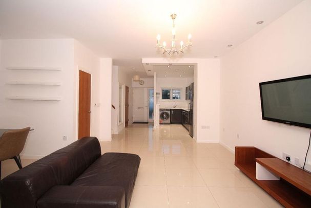 4 bedroom terraced house to rent - Photo 1