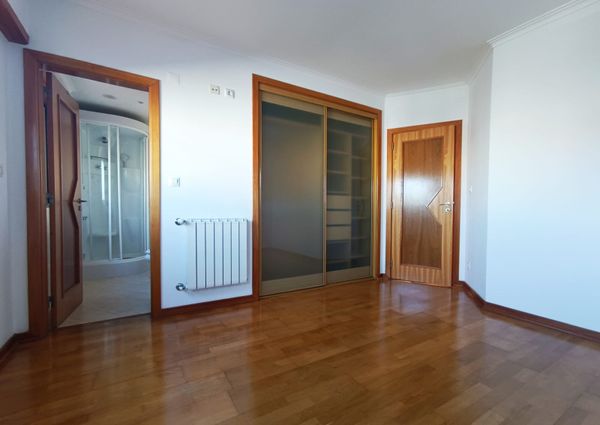 Apartamento T3 com Terraço Privativo para Arrendamento em Nova Queijas