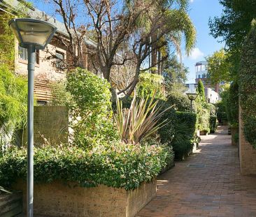A Surprisingly Tranquil, Lush, Urban Townhouse - Photo 4