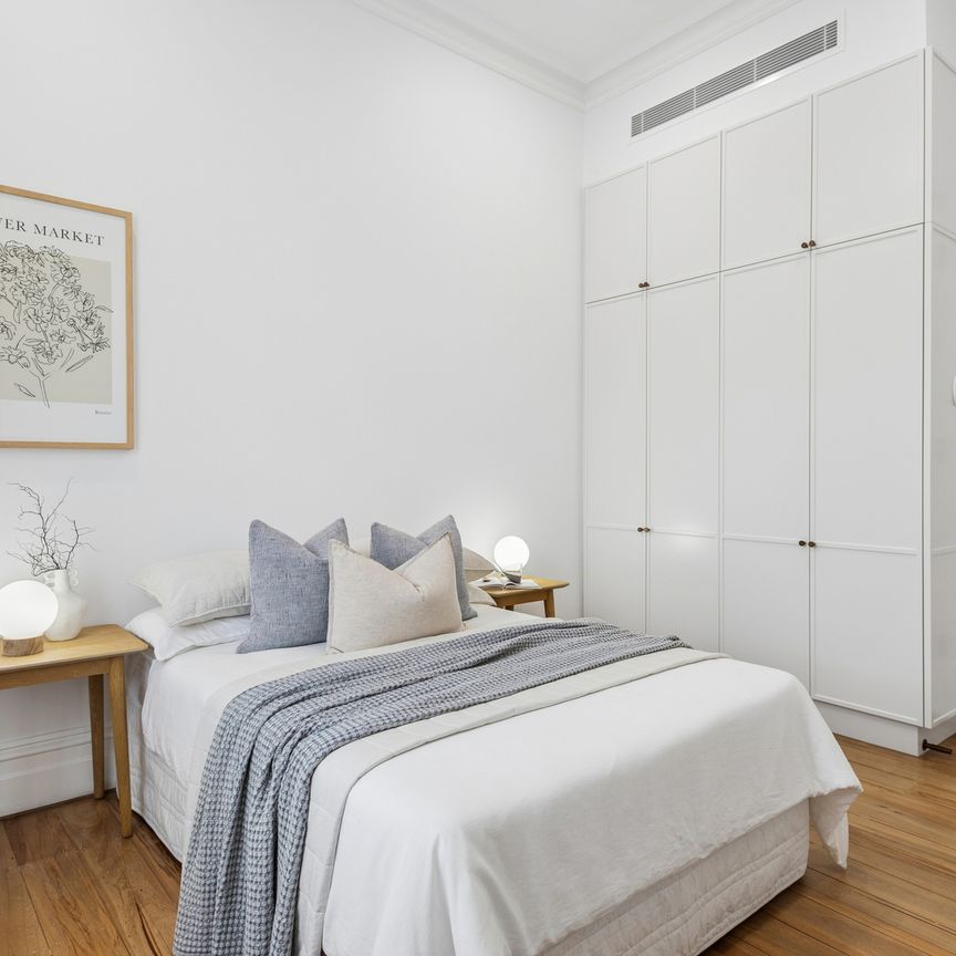 Open the door to easy-care living with entertaining appeal - Photo 1