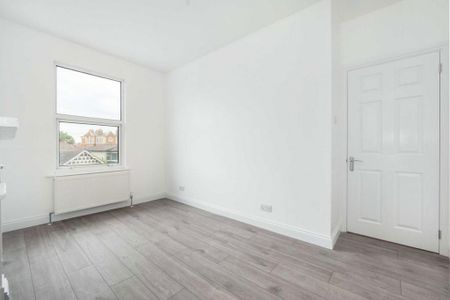 3 bedroom flat to rent - Photo 2