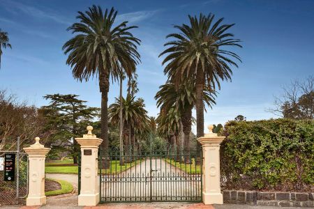 “St Kilda’s Two-Bedroom Gem | FLARE REAL ESTATE” - Photo 3