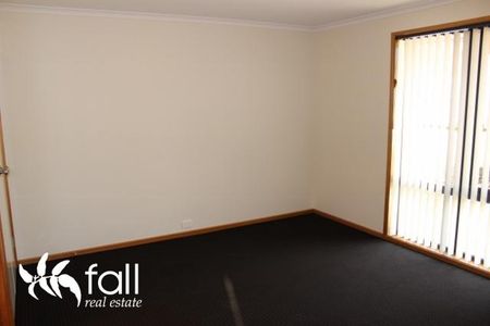 Contemporary Comfort in a Quiet Cul-de-Sac - Photo 2