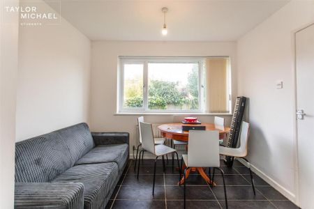 6 bedroom detached house to rent - Photo 2