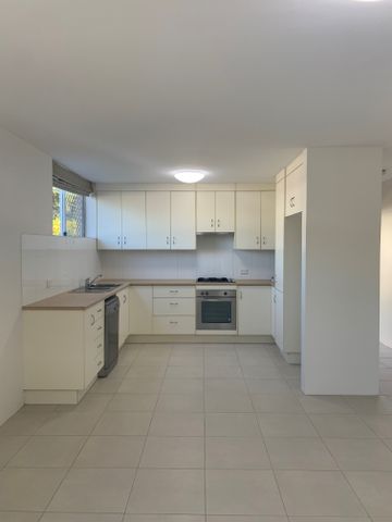 Spacious Coorparoo Unit with Air Conditioning - Photo 5