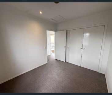 HUGE THREE BEDROOM HOUSE WITH GARDEN - Photo 5