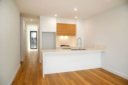 Morden Townhouse - Photo 3