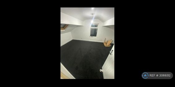 1 bedroom in a flat share to rent - Photo 3