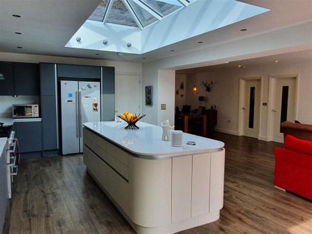 4 bedroom detached house to rent - Photo 3