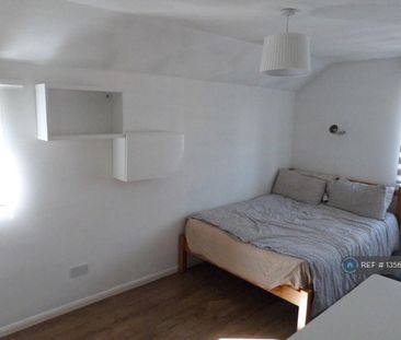 4 bedroom semi-detached house to rent - Photo 3